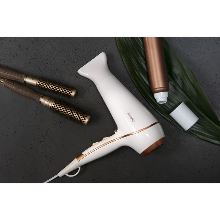 Mesko MS2250 hair dryer with cold blowing function