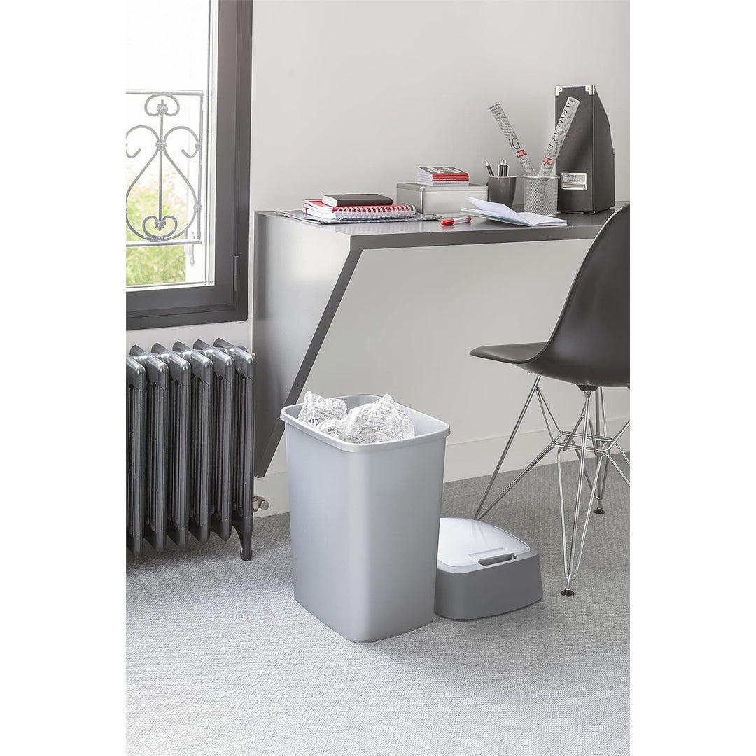 Poubelle Curver pour tri sélectif, avec couvercle, gris, cadre argenté, 25L, modèle Flip Bin. Idéale pour une gestion pratique des déchets.