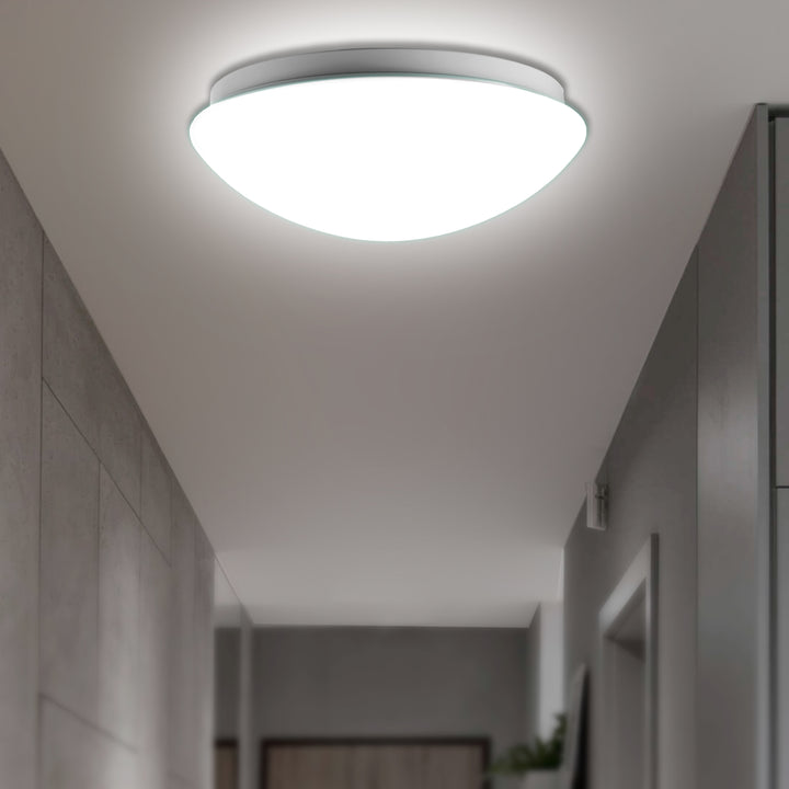 Maclean MCE309 ceiling lamp with a built-in sensor. Featuring a microwave sensor and PMMA diffuser, it supports a maximum load of 25W and is IP20-rated for durability.