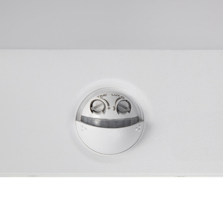 Maclean MCE344 W motion sensor LED lamp. Featuring a PIR motion sensor, it emits a neutral white light (4000K) with 15W power and 1560lm brightness. Rated IP65, it ensures durability and reliability in various environments.