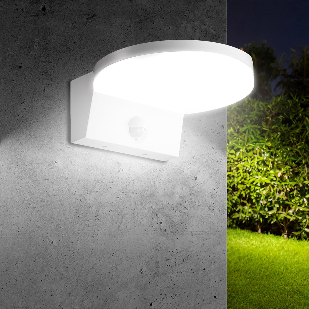 Maclean MCE344 W motion sensor LED lamp. Featuring a PIR motion sensor, it emits a neutral white light (4000K) with 15W power and 1560lm brightness. Rated IP65, it ensures durability and reliability in various environments.