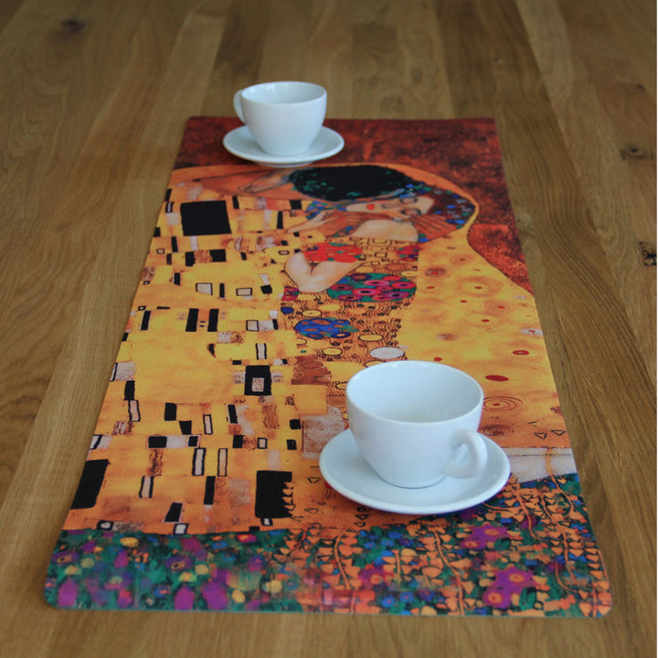 Bertoni Decorative Felt Table Runner 95x33cm Anti Scratch Tablecloth Printed Klimt The Kiss Pattern Design