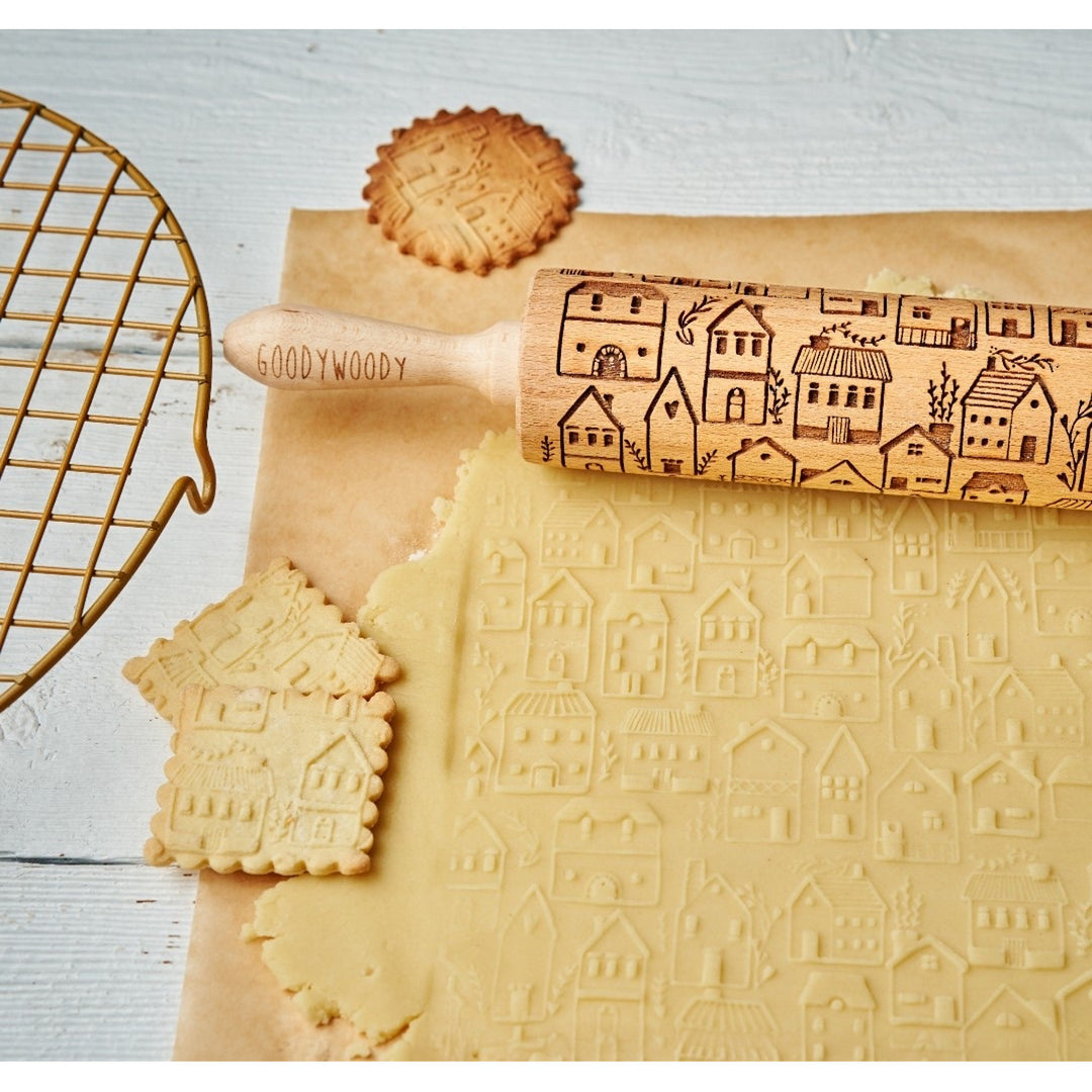 Rouleau à gâteau gravé Goody Woody, 46 cm, bois de hêtre, ville scandinave
