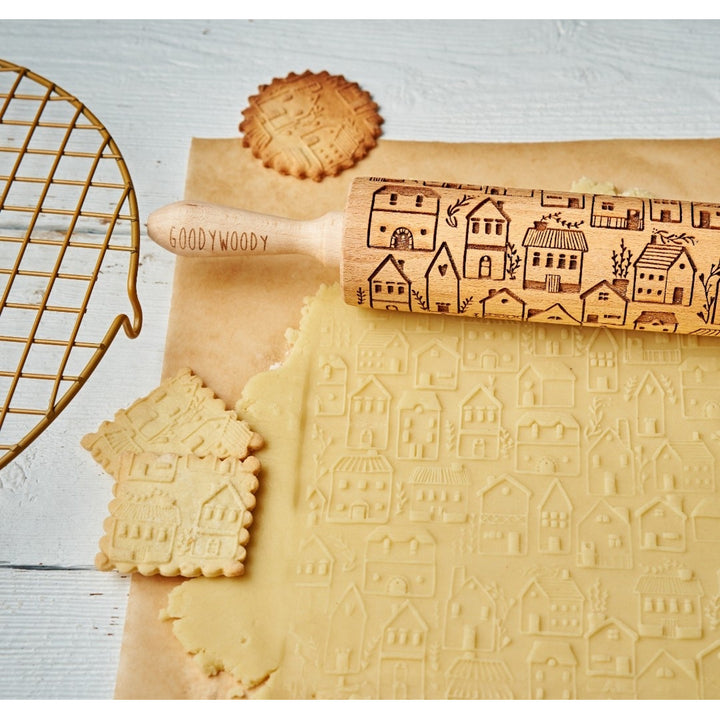 Rouleau à gâteau gravé Goody Woody, 46 cm, bois de hêtre, ville scandinave