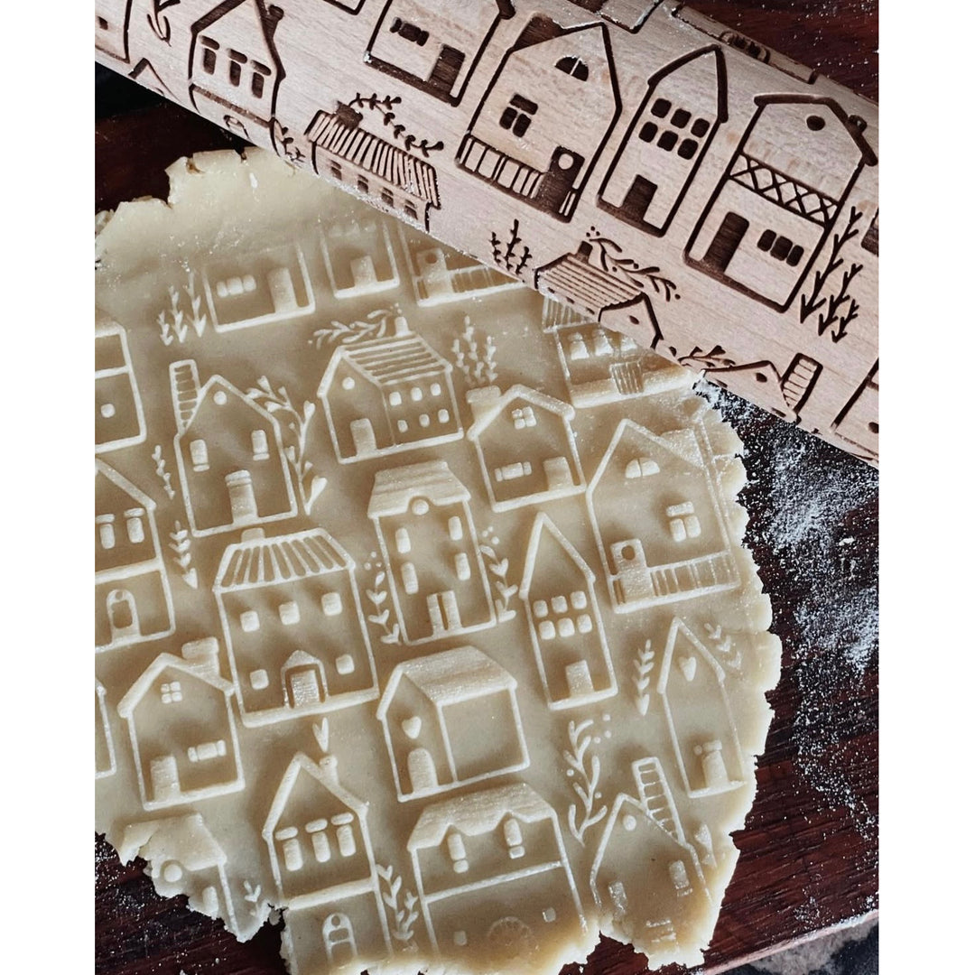 Rouleau à gâteau gravé Goody Woody, 46 cm, bois de hêtre, ville scandinave