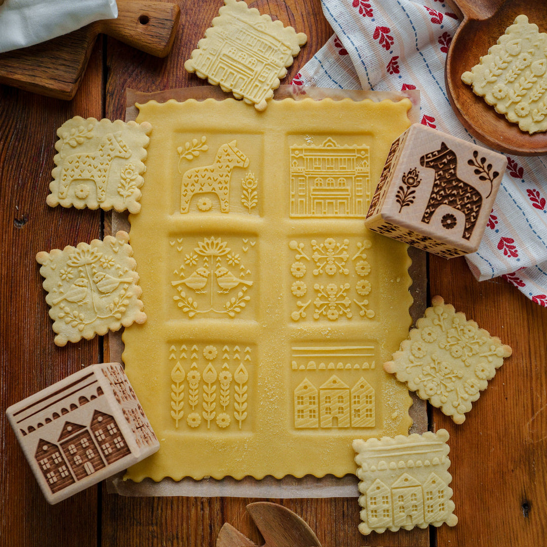 Cube à gâteau gravé Goody Woody, 6 cm, bois de hêtre, 6 motifs, style scandinave