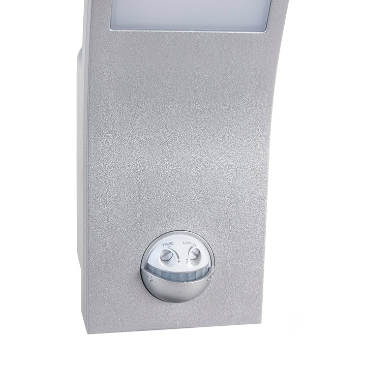 Lámpara LED con sensor de movimiento infrarrojo MCE244 S 750lm 10W IP54 Maclean Energy silver