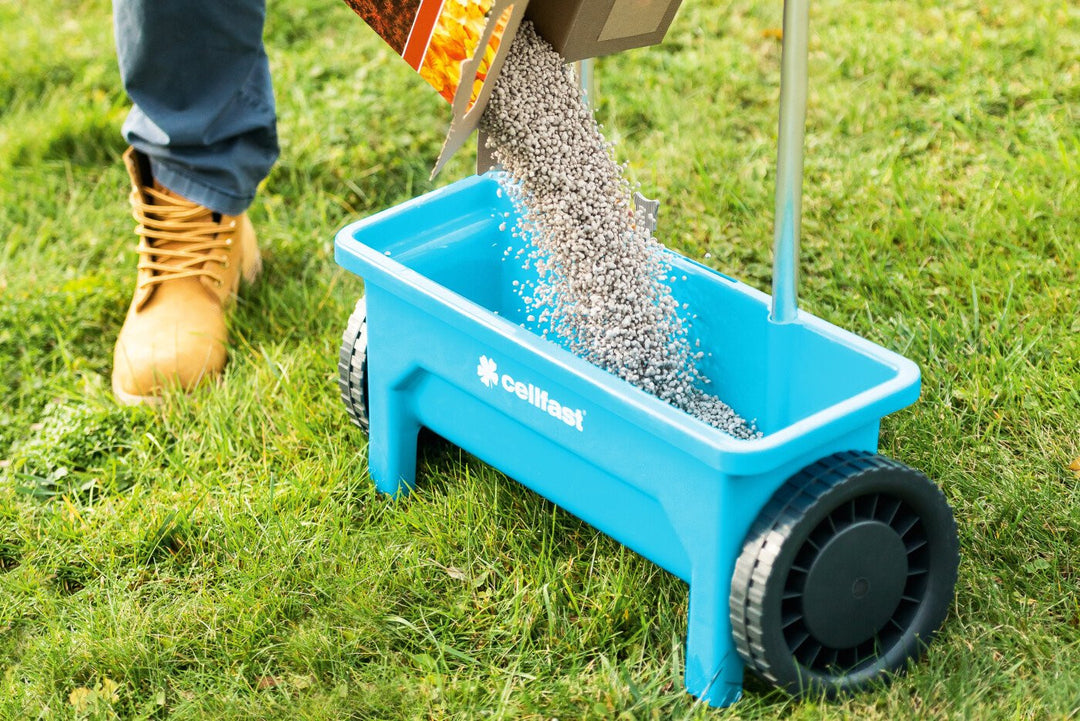 La sembradora universal Cellfast permite plantar una gran superficie sin tener que rellenar el recipiente con frecuencia