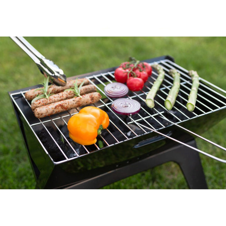 Tragbarer Grill Grillkoffer mit klappbaren Füßen und Tragegriff Pulverbeschichtete Stahlkonstruktion  Grillrost aus Edelstahl Grillfläche 42,5 x 26,5 cm