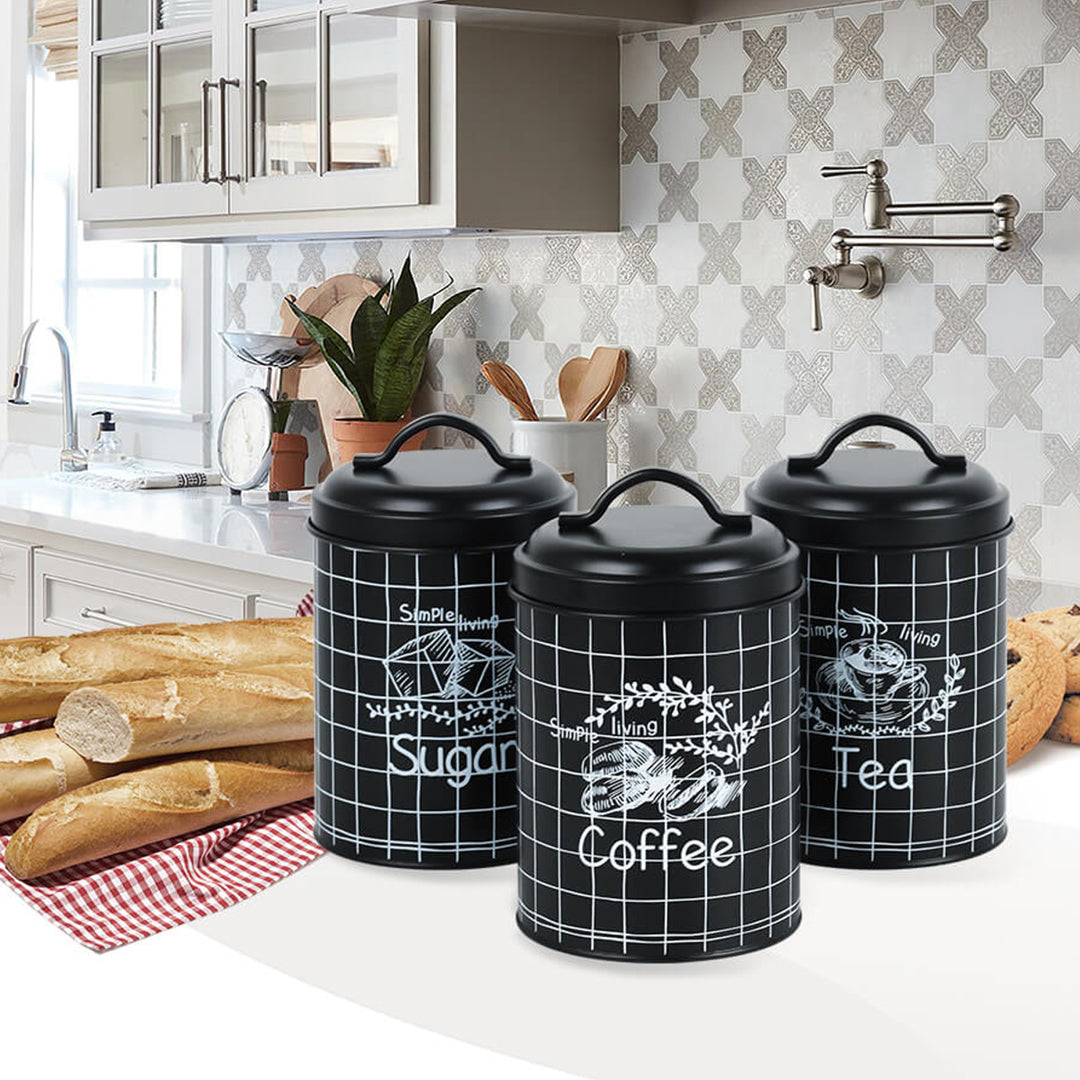 Juego de 3 latas de metal para almacenar azúcar, café y té en la cocina.