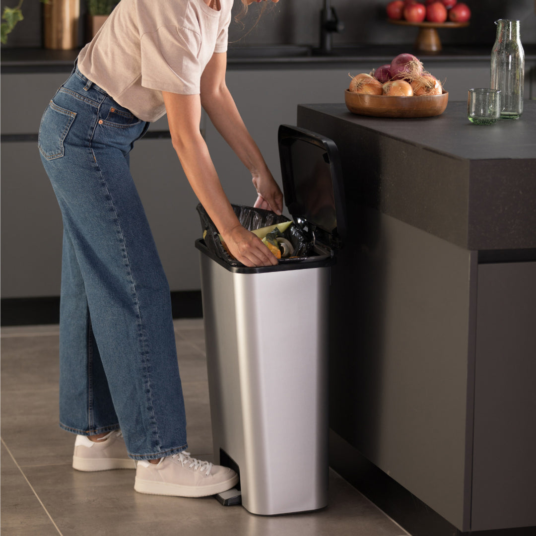 Chic Mülleimer mit Pedal, 45 L, Metallic-Grau - Curver Chic Mülleimer mit Pedal, 45 L, Metallic-Grau - Curver